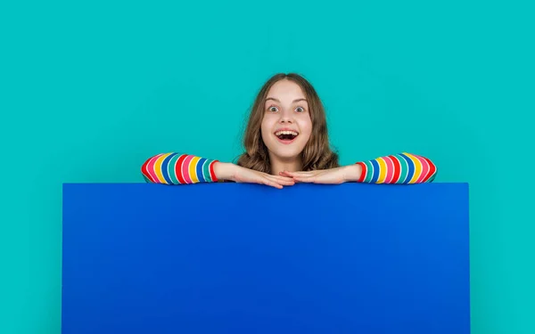 Šťastný Šokované Dítě Prázdný Modrý Papír Kopírovacím Prostorem Pro Reklamu — Stock fotografie