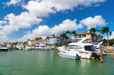 Yaz tatilinde limandaki yat teknesi. Limandaki yat teknesi. Limana yanaşmış yatın fotoğrafı. Limandaki yat teknesi..