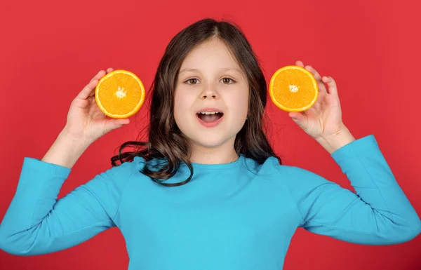 Κατάπληκτος Έφηβος Παιδί Κρατώντας Πορτοκαλί Φρούτα Μωβ Φόντο — Φωτογραφία Αρχείου