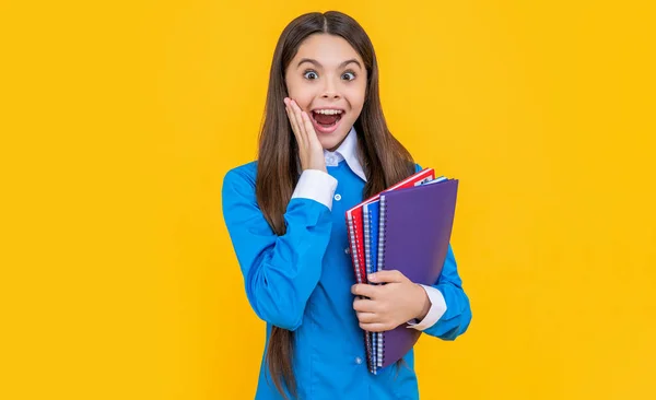 Erstaunt Teen Schulmädchen Isoliert Auf Gelbem Hintergrund Teenager Schulmädchen Studio — Stockfoto