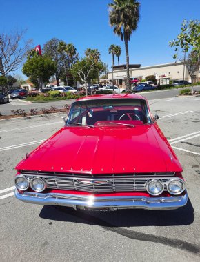 Los Angeles, Kaliforniya ABD - 28 Mart 2021: Kırmızı Chevrolet Impala klasik araba ön görünümü.