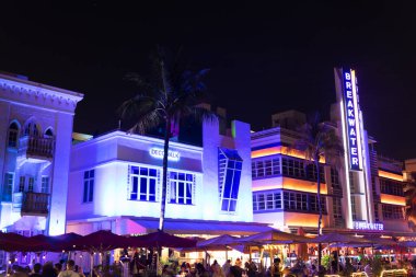 Miami, Florida ABD - 16 Nisan 2021 Miami Güney Sahili Okyanus Sürüşü Miami 'de gece dalgakıranındaki mimari aydınlatma.