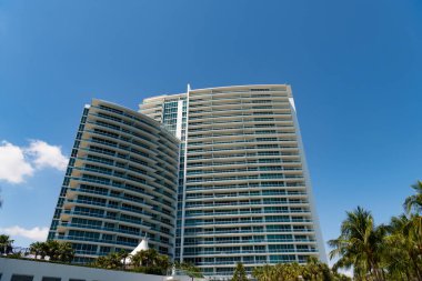 Gökdelen cephesi mimarisinin perspektifi. Miami 'deki gökdelen cephesi mimarisi. Florida 'daki gökdelen cephesi mimarisi. Miami 'de gökdelen cephesi mimarisi.