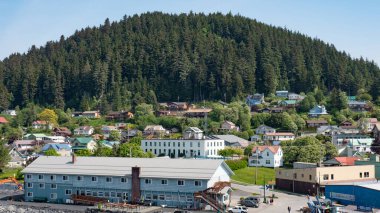 Wrangell, Alaska, ABD - 26 Mayıs 2019: Alaska, ABD. Dağ eteğindeki kasaba evleri. Kasabanın dağ manzaralı manzarası. Kasaba mimarisi.