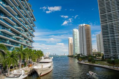 Lüks Miami Metropolis. Yatı olan lüks Miami Metropolis. Lüks Miami Metropolis körfezde. Lüks Miami Metropolis 'in fotoğrafı.