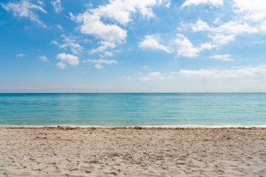 Gün ışığında deniz manzaralı ufuk. Gün ışığında deniz manzaralı ufuk. Yaz mevsiminde gün ışığında ufuk çizgisi. Deniz manzarası gün ışığında ufukta.