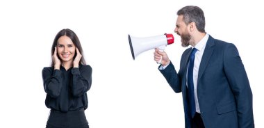 Hoparlörle tartışan iş adamlarının görüntüsü. Hoparlörle tartışan iş adamları beyazları izole ediyor. İş adamları stüdyoda hoparlörle tartışıyor. İş adamları hoparlörle tartışıyor.