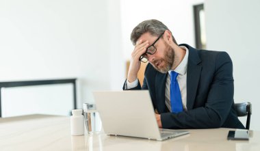 Yöneticinin ofiste fotokopi odası yüzünden ağrısı ve yorgunluğu var. Yöneticinin çalışırken ağrısı ve yorgunluğu var. Adam yöneticisinin ağrısı ve yorgunluğu var. Yöneticinin fotoğrafında ağrı ve yorgunluk var..