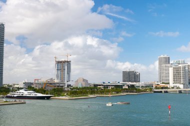 Binaları olan Miami silueti. Miami Skyline 'ın fotoğrafı. Miami ufuk çizgisinde. Miami ufuk çizgisi ve şehir manzarası.
