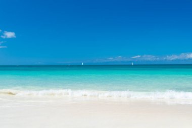 Deniz manzaralı doğa güzelliğinin fotoğrafı. Deniz manzaralı, ufuklu yaz doğası. Deniz manzarası yaz tatilinde. Turkuaz suyla deniz manzaralı yaz doğası.