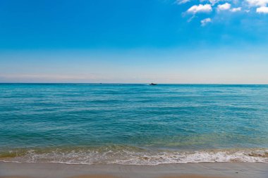 Gün ışığında cennet gibi deniz manzarası. Yaz mevsimi doğayı gün ışığında deniz manzarası. Deniz manzaralı gökyüzü. Deniz manzarasının gündüz fotoğrafı..