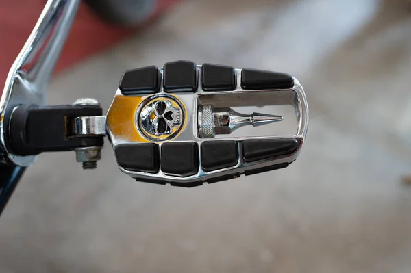 詳細なカスタム金属スクラル記号とシンプルなプラットフォーム自転車ペダル — ストック写真
