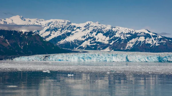 雪の山の海岸自然の風景です 氷河湾の自然 雪の山のピーク 米国アラスカ州のハバード氷河の性質 海の水の風景の自然山の氷河の洞窟や氷 — ストック写真