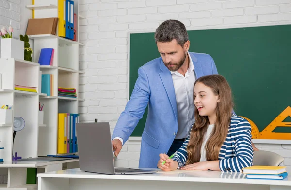 教室里和老师在一起快乐的孩子用笔记本电脑 — 图库照片