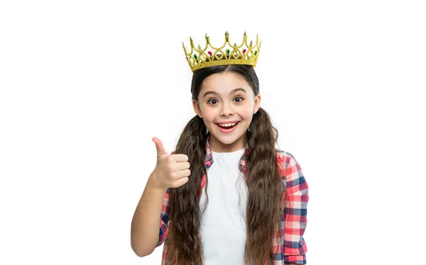 白で隔離された10代の姫だ親指を上げて スタジオにいた10代の王女 背景に10代の姫 10代の姫の写真王冠を身に着けて — ストック写真
