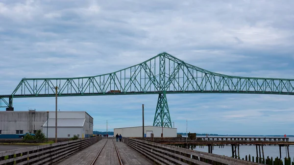 工业区的公路桥梁 这座桥是由结构钢建成的 工业区 工业园区内的固定桥金属结构 — 图库照片