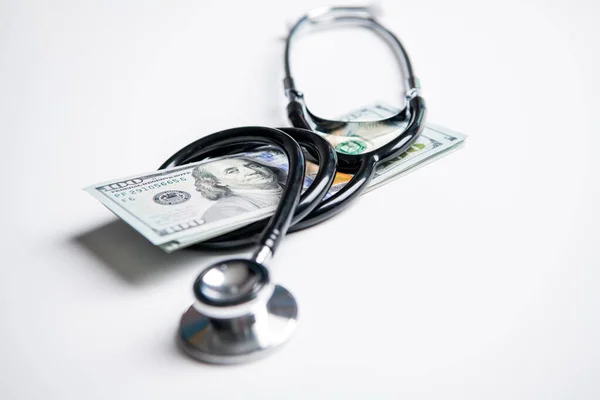 Pengar För Medicin Finansiering Isolerad Vit Bakgrund Selektivt Fokus Medicinsk — Stockfoto