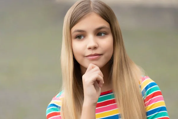 Sarı Saçlı Düşünceli Bir Genç Kızın Portresi Dışarıdaki Genç Kızın — Stok fotoğraf