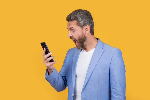 Concepto Comunicación Sorprendido Hombre Negocios Hablar Por Teléfono Aislado Amarillo — Foto de Stock