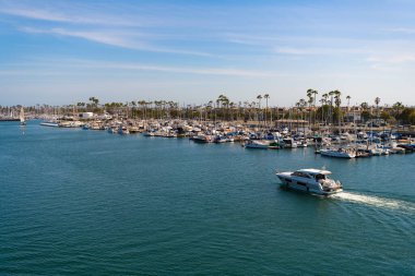 Long Beach, Kaliforniya ABD - 10 Nisan 2021: Yaz limanı veya tekne limanı.