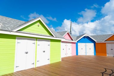 Yaz tatilinde sahil kulübesinde. Yazın sahil kulübesi. Yazın sahil kulübesi inşaatı. Yazın plaj kulübesinin fotoğrafı..