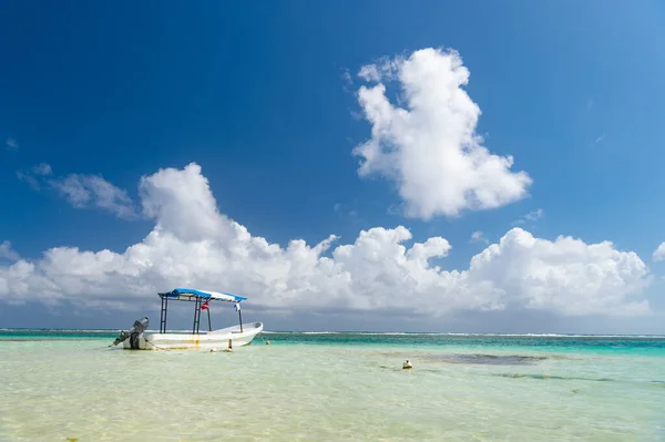 Sommerurlaub Mit Seeboot Werbung Sommerurlaub Mit Meerboot Strand Sommerurlaub Mit — Stockfoto