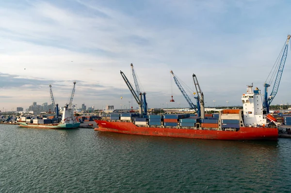 フロリダ州マイアミ米国 2016年3月18日 港にコンテナを搭載した貨物船輸送 — ストック写真