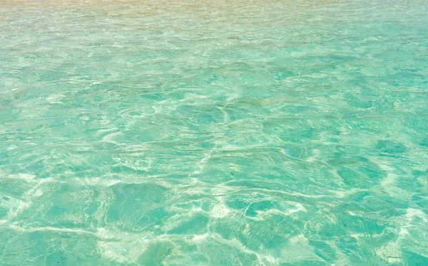 夏の海水の背景 夏の海水の背景ターコイズ色 夏の海の水の背景休暇のため 夏の海水の背景の写真 — ストック写真