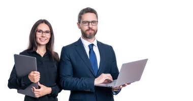 İş adamı beyaz arka planda izole edilmiş, afiş. Stüdyoda serbest çalışan bir iş adamı. Dizüstü bilgisayarı olan serbest çalışan bir iş adamı. iş dünyasından serbest çalışan bilgisayarın fotoğrafı.