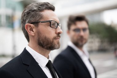 Başarılı iş lideri patron açık havada, seçici odaklanma. İki başarılı iş adamının fotoğrafı. Başarılı iş lideri patronlar. Başarılı iş lideri takım elbiseli patron..