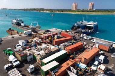 Nassau, Bahamalar - 09 Mart 2016: Limanda kargo gemisi ve hurda metal konteynerleri.
