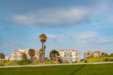 Miami 'de inşaat mimarisi. mimari peyzaj inşa etmek. Şehir manzarasında inşaat mimarisi. Yapı mimarisinin fotoğrafı.
