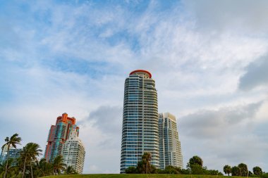 Miami 'de gökdelen mimarisi. Gökdelen mimarisinin fotoğrafı. Miami 'de gökdelen mimarisi. Florida 'da gökdelen mimarisi.