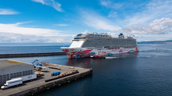 加拿大维多利亚 2019年6月28日 挪威欢乐号游轮抵达太平洋海港 — 图库照片