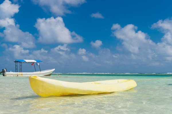 在海滨与独木舟共度暑假 暑假与旅游独木舟 与独木舟共度暑假的照片 与独木舟共度暑假 — 图库照片