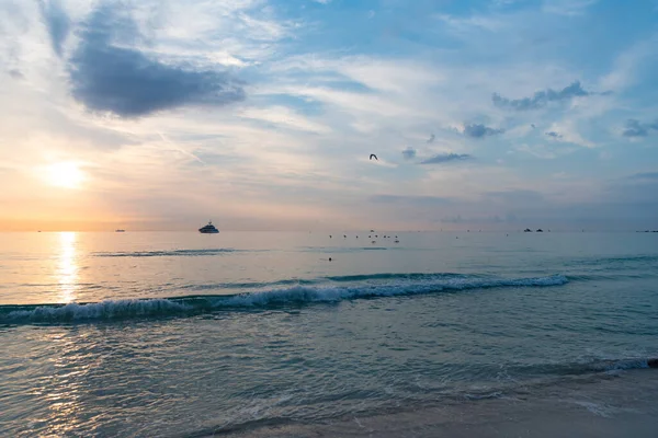 夏日海景 日落海滩上的浪漫景色 — 图库照片