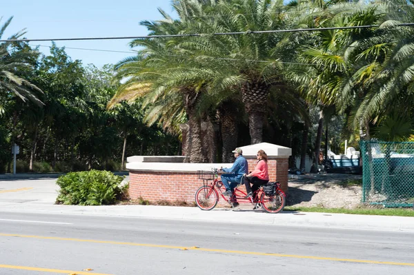 キーウエスト フロリダUsa 2016年2月8日 通りの二重自転車でサイクリスト — ストック写真