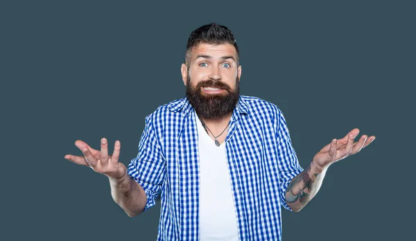 Verwirrter Bärtiger Mann Trägt Kariertes Hemd Auf Grauem Hintergrund — Stockfoto
