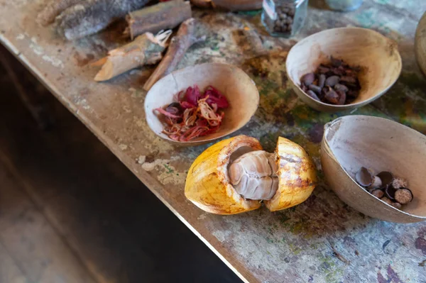 Szárított Bab Magvak Közelkép Fűszeres Növények Asztalon Szerves Kakaó Szerecsendió — Stock Fotó