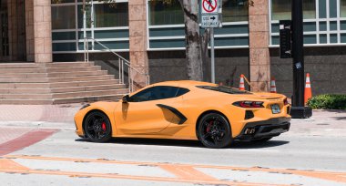 Miami Beach, Florida ABD - 15 Nisan 2021: Sarı Chevrolet Corvette Spor Araba, yan görüş.