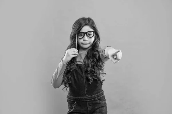 Hadi Kutlayalım Mavi Arka Planda Uzun Kıvırcık Saçlı Çocuk Gözlükleri — Stok fotoğraf