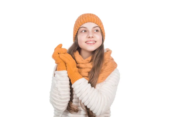 快乐的孩子 戴着针织帽巾和手套 穿着保暖的衣服 与白色的针织物隔离在一起 — 图库照片