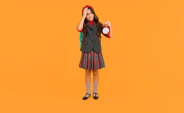 Infeliz Adolescente Chica Llevar Mochila Vuelta Escuela Día Del Conocimiento — Foto de Stock