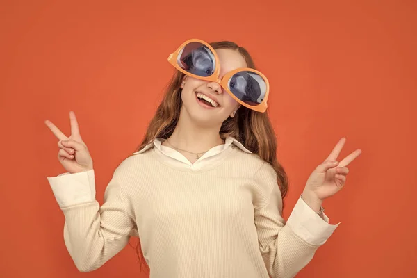 Ευτυχισμένο Κορίτσι Φορώντας Μεγάλα Αστεία Γυαλιά Ηλίου Ανάποδα Κάνοντας Τραγουδά — Φωτογραφία Αρχείου