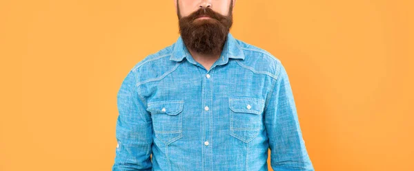 Skäggig Mustasch Man Gröda Jeansskjorta Gul Bakgrund Skägg — Stockfoto