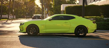 Palm Beach, Florida USA - 22 Mart 2021 Palm Beach 'teki Chevrolet Camaro arabası. yan görünüm.