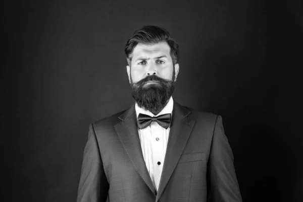 Porträt Eines Ernsthaften Mannes Smoking Fliege Bräutigam Formalwear Auf Schwarzem — Stockfoto