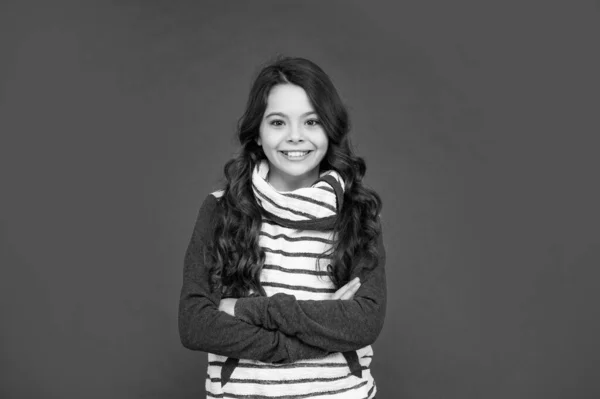 Adolescente Chica Rojo Fondo Retrato Niño Con Ropa Abrigo Expresar — Foto de Stock