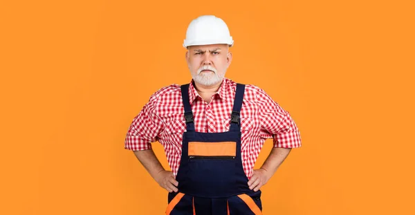Serious Mature Man Builder Helmet Yellow Background — Zdjęcie stockowe
