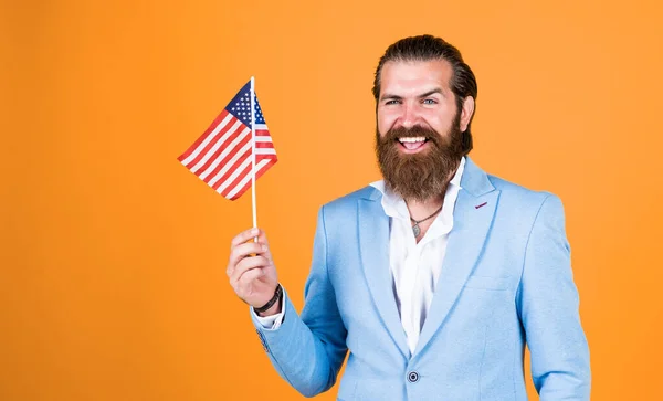 Jóképű Kaukázusi Üzletember Divatos Frizura Kabát Tartsa Amerikai Zászló Utazás — Stock Fotó